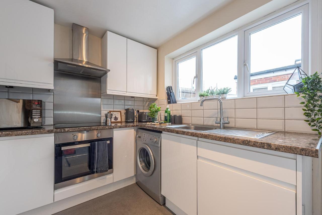 3 Bedroom Home Sleeps 5 Close To Chester City Centre Welcomes Couples, Small Groups, Families And Contractors Ngoại thất bức ảnh