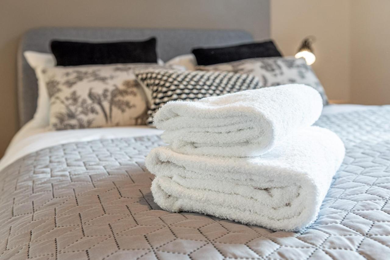 3 Bedroom Home Sleeps 5 Close To Chester City Centre Welcomes Couples, Small Groups, Families And Contractors Ngoại thất bức ảnh