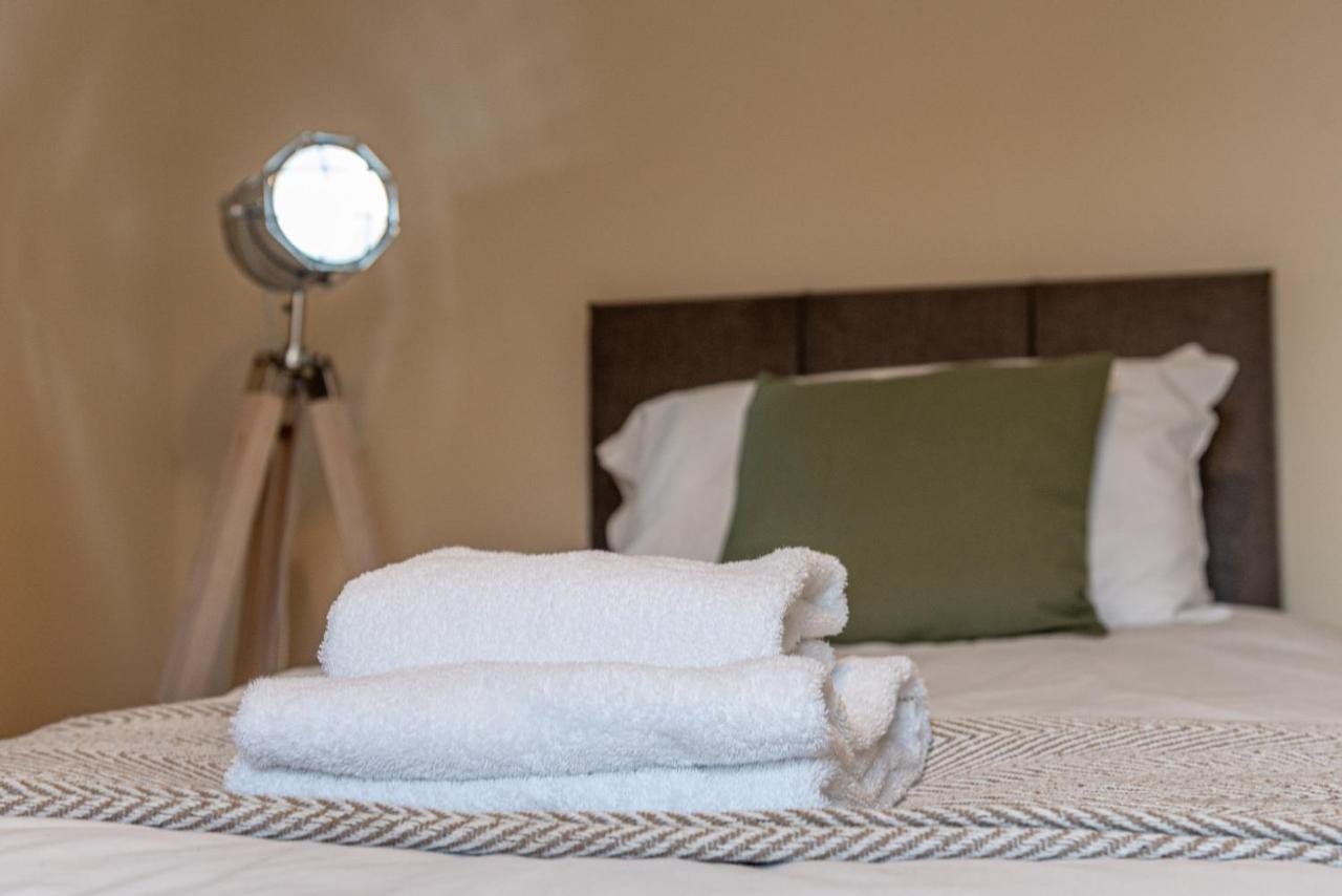 3 Bedroom Home Sleeps 5 Close To Chester City Centre Welcomes Couples, Small Groups, Families And Contractors Ngoại thất bức ảnh