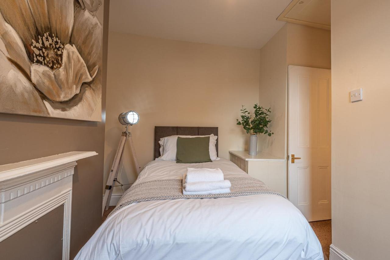 3 Bedroom Home Sleeps 5 Close To Chester City Centre Welcomes Couples, Small Groups, Families And Contractors Ngoại thất bức ảnh