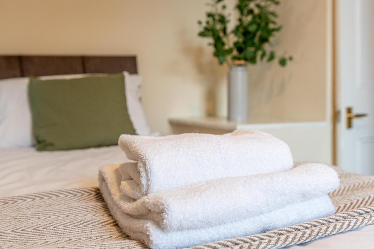 3 Bedroom Home Sleeps 5 Close To Chester City Centre Welcomes Couples, Small Groups, Families And Contractors Ngoại thất bức ảnh