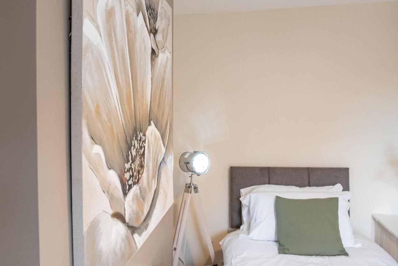 3 Bedroom Home Sleeps 5 Close To Chester City Centre Welcomes Couples, Small Groups, Families And Contractors Ngoại thất bức ảnh