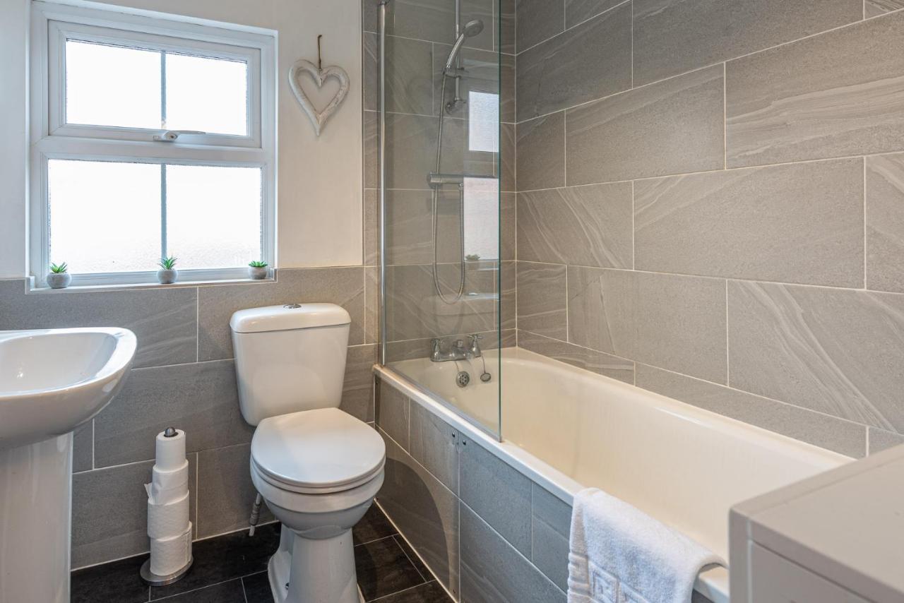 3 Bedroom Home Sleeps 5 Close To Chester City Centre Welcomes Couples, Small Groups, Families And Contractors Ngoại thất bức ảnh